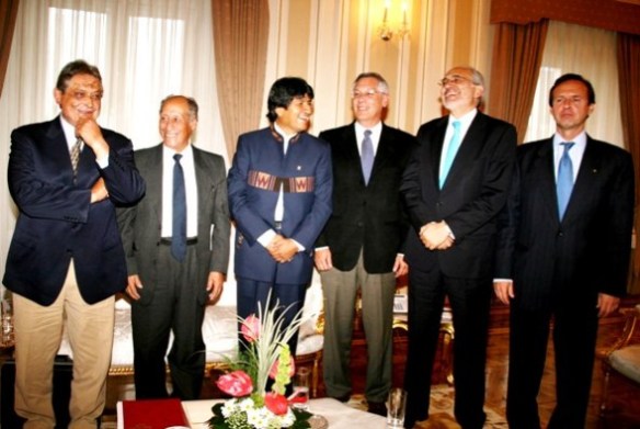 mesa, carlos y expresidentes 01