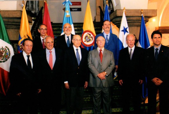 Vinicio Cerezo, Ernesto Sampero, Nicolás Ardito, Hipólito Mejía y Álvaro Arzú. Álvaro Colom, Carlos de Mesa y Vicente Fox