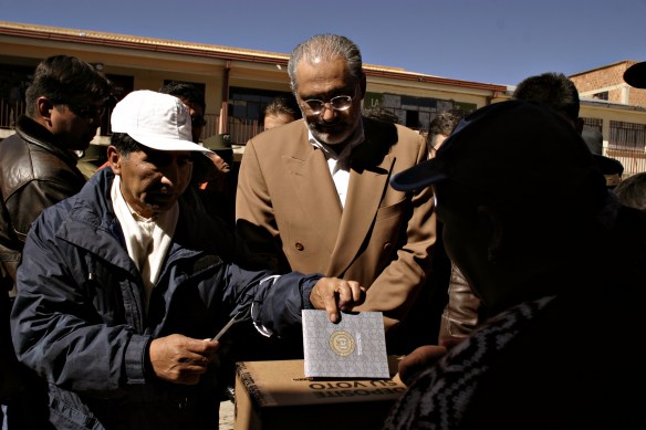 18 de julio de 2004. Referendo sobre los Hidrocarburos. Al lado de un ciudadano que deposita su voto. 