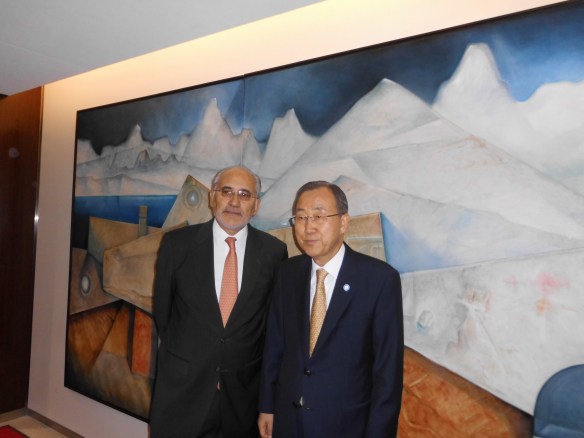 En la antesala de la oficina del Secretario General Ban Ki Moon, delante de un cuadro del gran pintor boliviano Alfredo La Placa