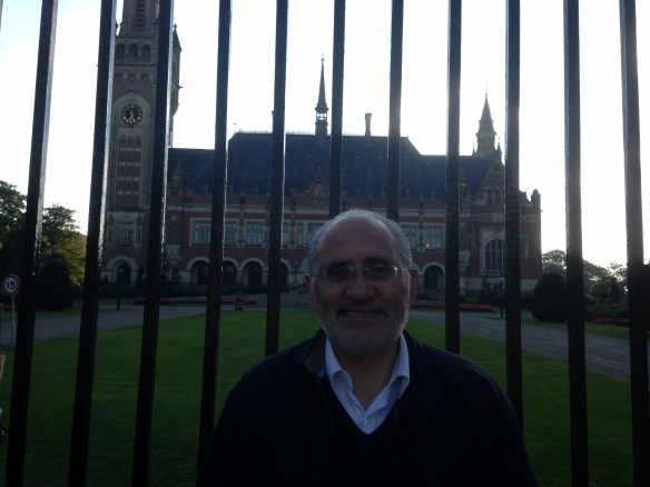 En el frontis del edificio de la Corte Internacional de Justicia de La Haya