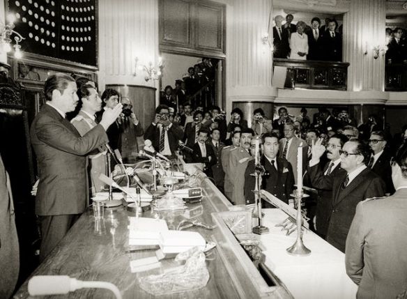 Hernán Siles jura a la presidencia ante el presidente del Senado Julio Garrett el 10 de octubre de 1982 (imagen tomada de http://boliviateamo.blogspot.com/2012/10/bolivia-30-anos-de-vida-democratica.html)