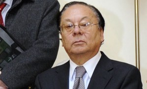 Bolivian former Foreign ministers (L-R, background) Armando Loayza Mariaca, Javier Murillo de la Rocha, Juan Ignacio Siles, Carlos Saavedra Bruno and Carlos Iturralde listen as Agustin Saavedra (C) speaks to the press after the six held a meeting with Bolivian President Evo Morales in La Paz on February 3, 2014 to analize the decision of the Hague-based International Court of Justice (ICJ) last week confirming Chile's sovereignty over waters up to 80 nautical miles (92 land miles, 148 kilometers) from the coast but handing Lima a large swathe of less lucrative ocean beyond that limit. A border dispute stemming from the 19th-century War of the Pacific redefined Peru's and Bolivia's borders, with Peru losing 25 percent of its territory and Bolivia losing access to the sea. In April 2013 Bolivia filed a suit urging the ICJ to force Chile to negotiate an accord granting now-landlocked Bolivia a sovereign corridor to the sea. AFP PHOTO / Jorge Bernal BOLIVIA-CHILE-PERU-JUSTICE-ICJ-DIPLOM