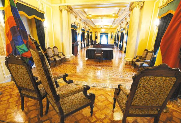 Sillas-Presidente-diplomaticos-Salon-Espejos_LRZIMA20150810_0041_4