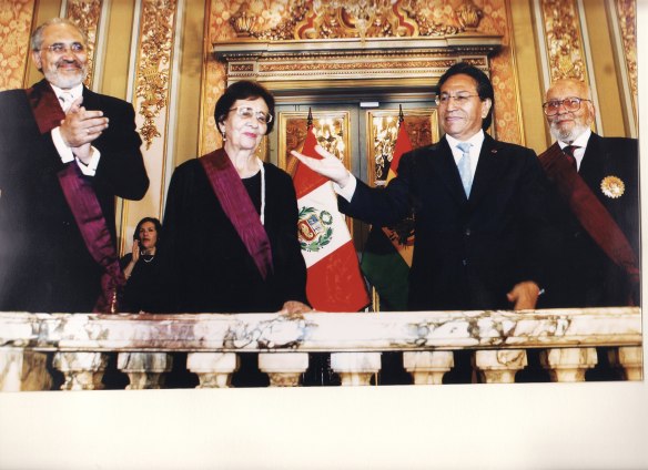 2004 t gisbert y j mesa reciben sol del perú