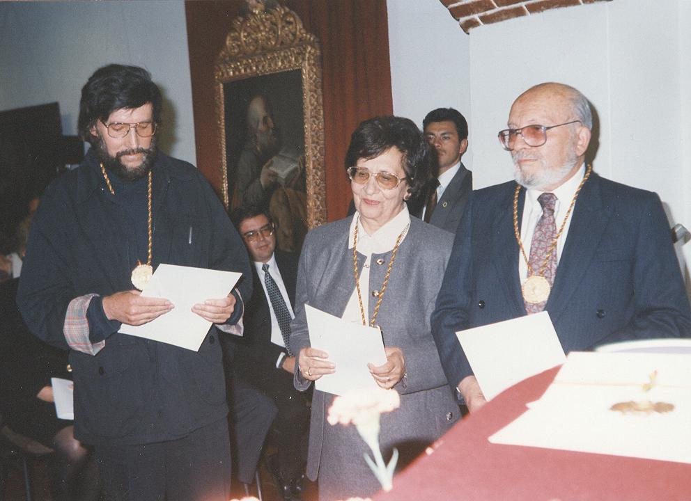 1995 t gisbert y j mesa reciben premio nal. de cultura copia