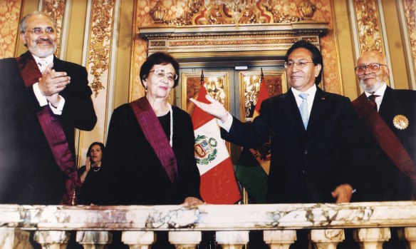 2004 t gisbert y j mesa reciben sol del perú